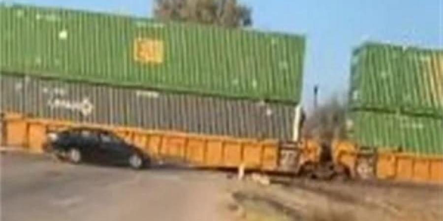 بالبلدي : قطار سريع يقسم شاحنة إلى نصفين | فيديو